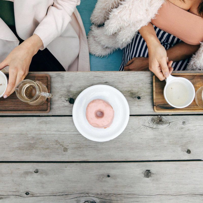Dos mujeres compartiendo té - guía cómo sentir el cérvix y talla de copa menstrual