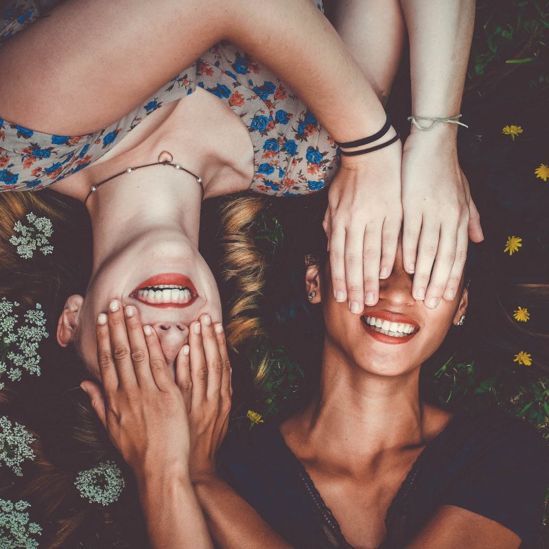 Dos mujeres riendo - mascarilla de sangre menstrual beneficios y cómo hacerla