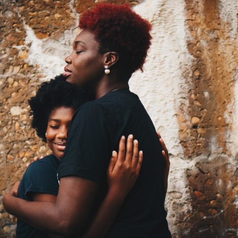 Mamá hablando con su hija sobre la menstruación — LifeCup