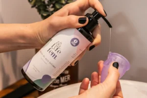 Jabón íntimo LifeFem cayendo sobre una copa menstrual LifeCup