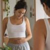 mujer frente al espejo